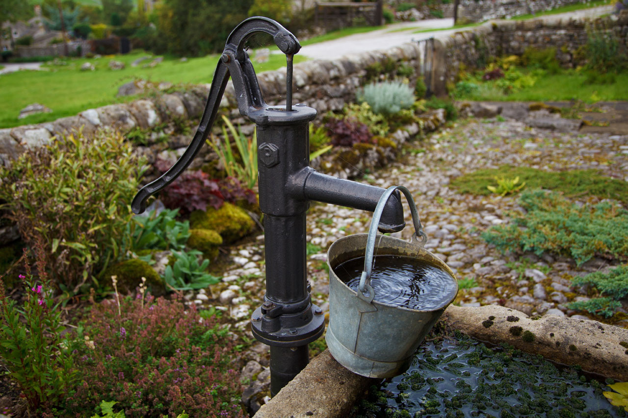 old-water-pump-11288192674WWEP