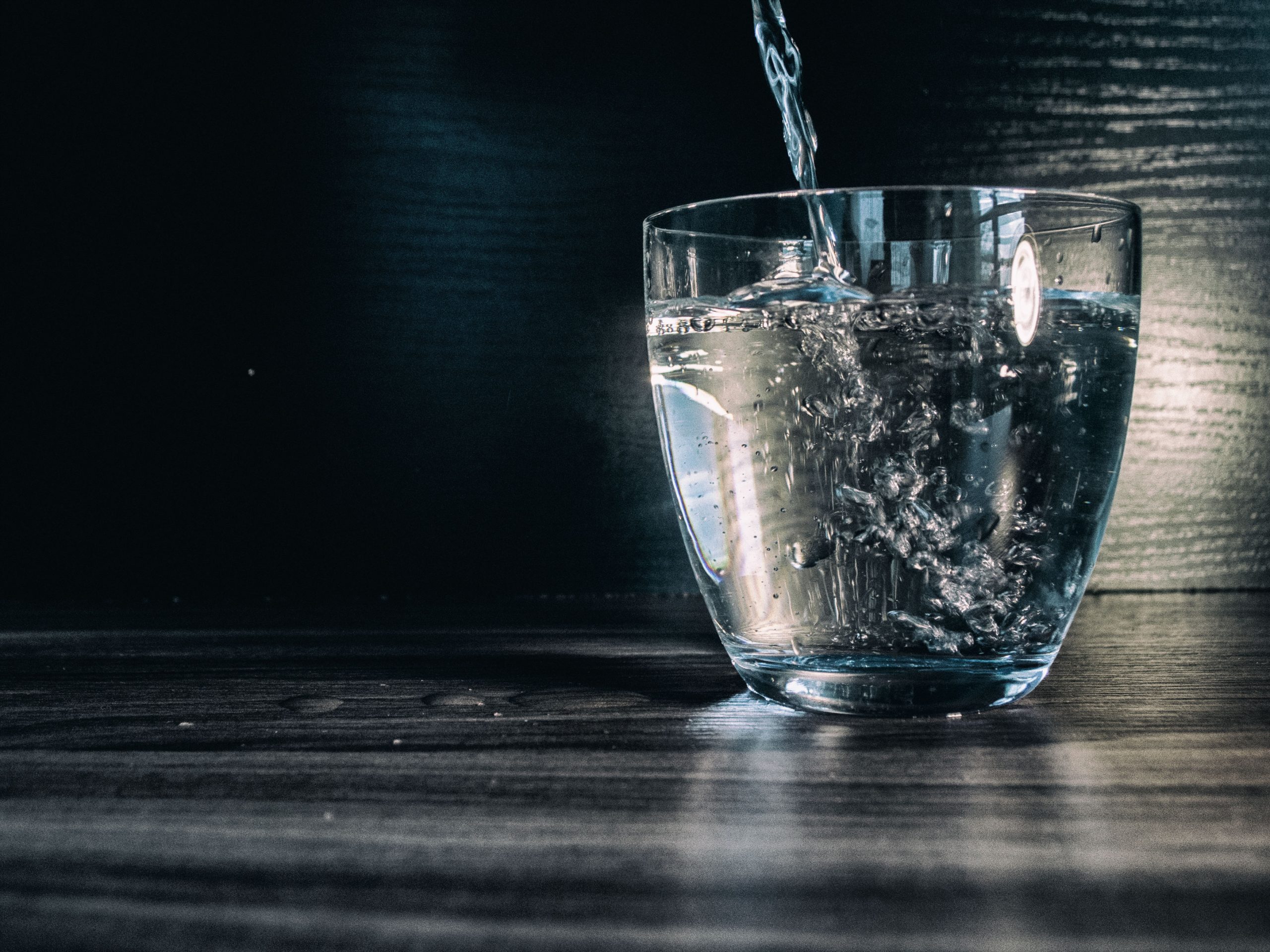 Water flows into the glass